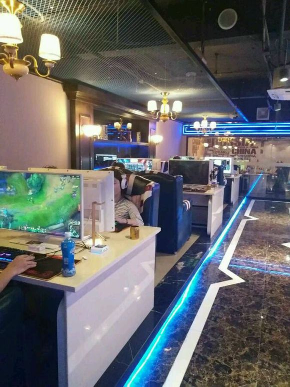 奇遇網咖桌椅沙發裝修效果圖
